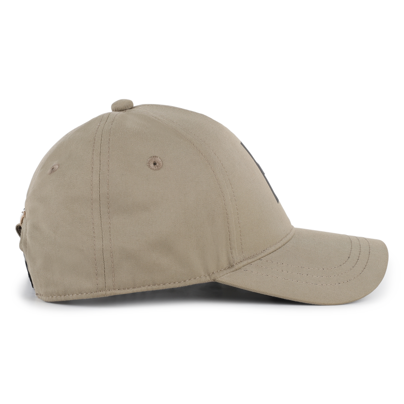 CAP WITH ADJUSTABLE CLOSURE BOSS 
                        BOY